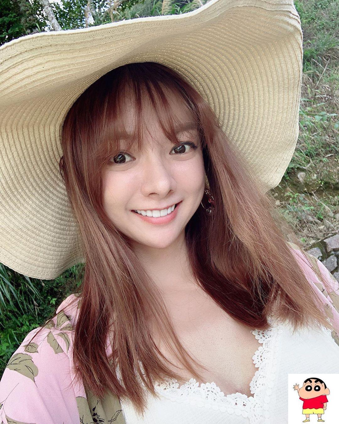 妍言 眼神超诱人「乳白大巨砲」绷出 (14P)